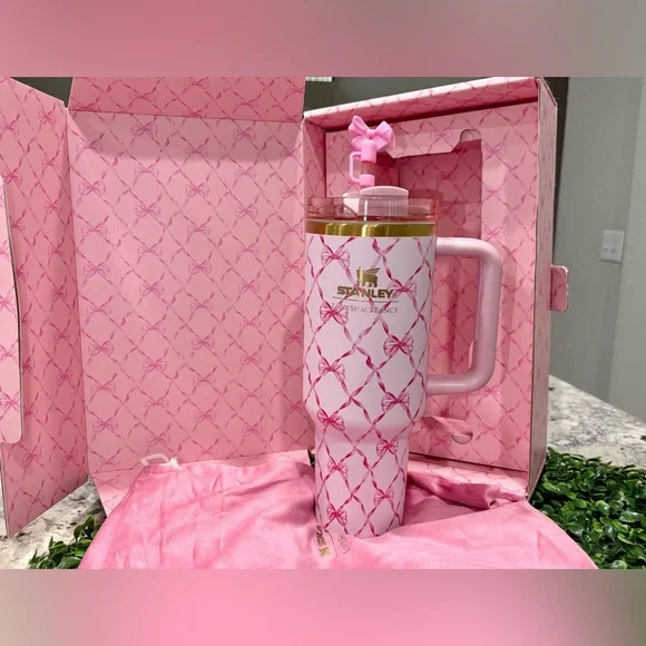NEW Stanley 1913 x LoveShackFancy 40 OZ LIMITED EDITION Baby Bow Peppermint
Pink - Picture 3 of 5